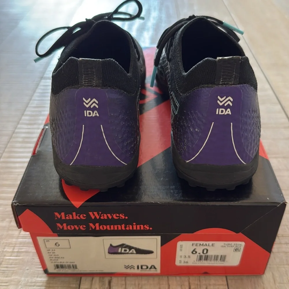 WOMEN’S specific IDA Rise indoor soccer/turf shoes in size 6.
